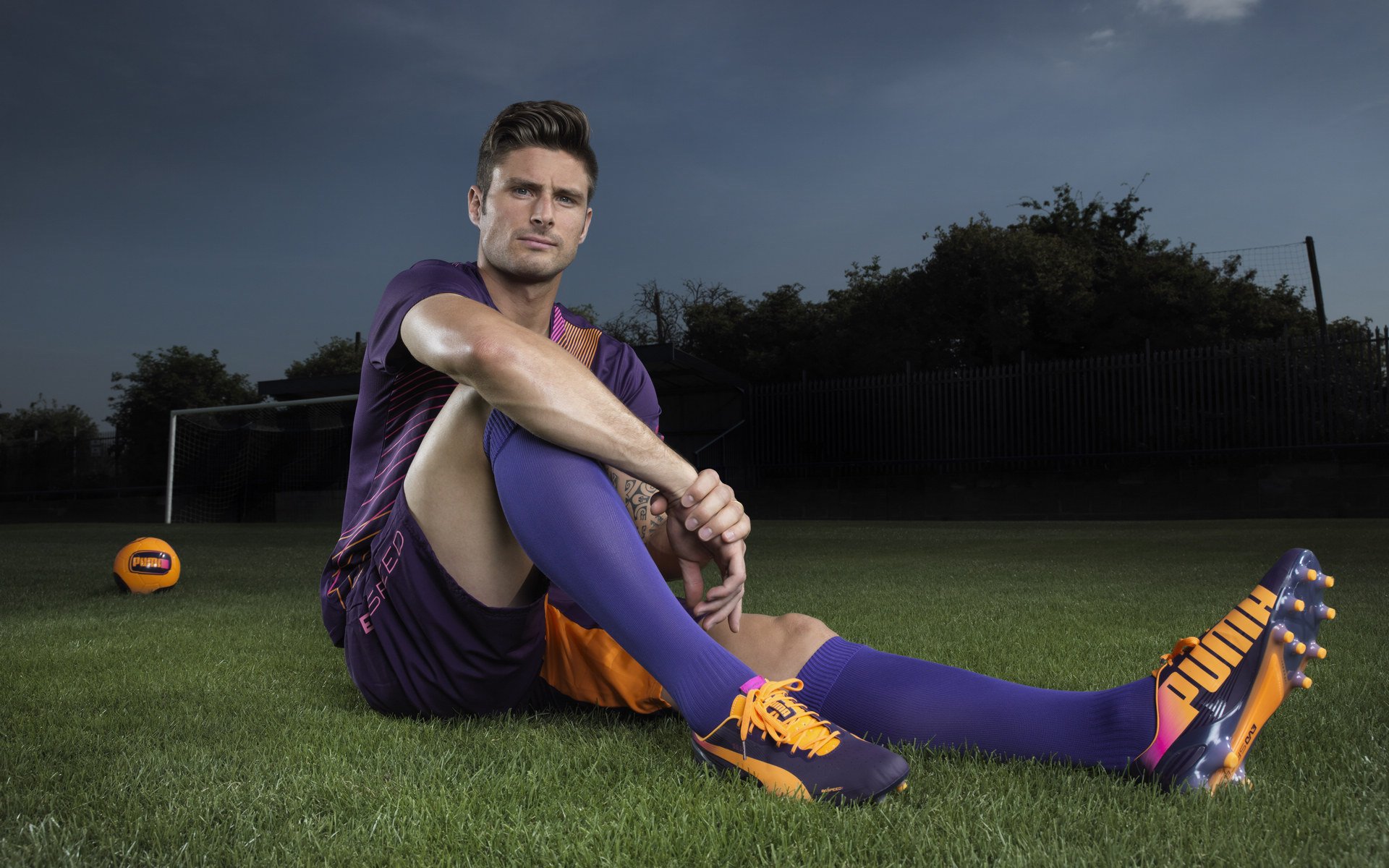 _现场观众热情高涨：气氛点燃比赛热度_，比赛气氛热烈,现场掌声不断